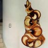 Keramikrelief in Form einer stilisierten Flamme, rückseitig beheizt mit hypokausten System im Bereich der Treppe